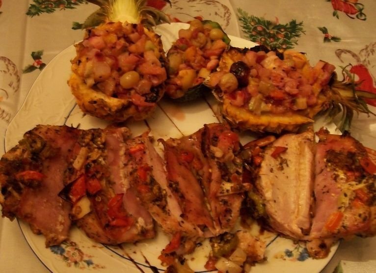 Muschi de porc cu  baby ananas umplut cu fructe