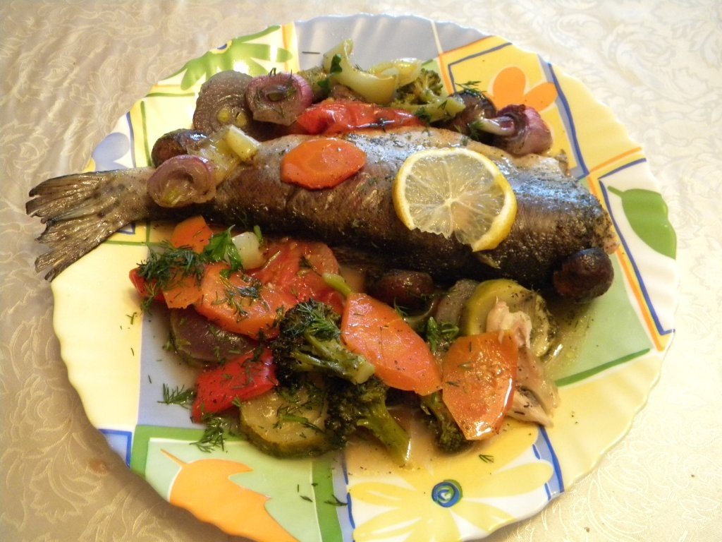 Pastrav proaspat cu legume la cuptor