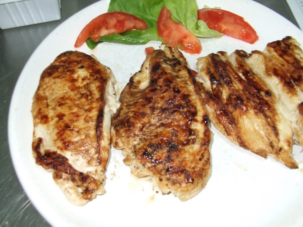 piept de pui la gratar tinut in bait