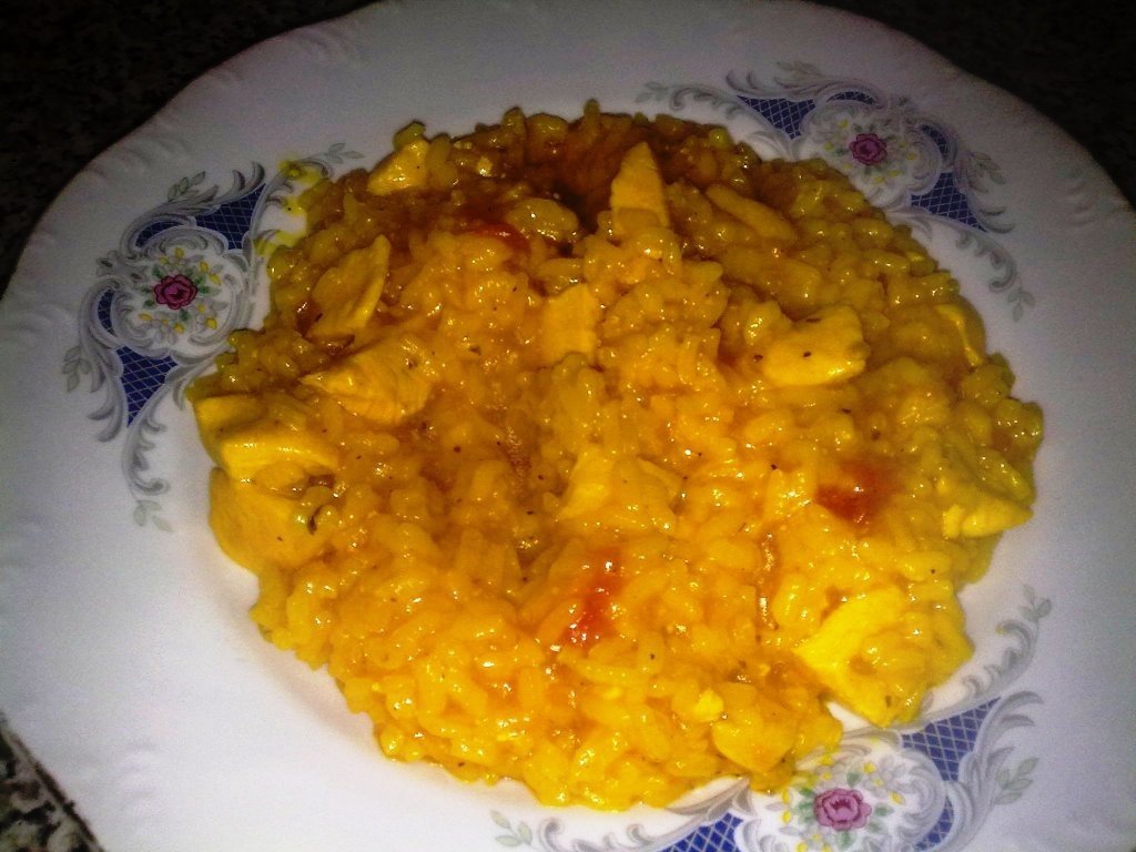 Orez cu piept de pui.si rosii.