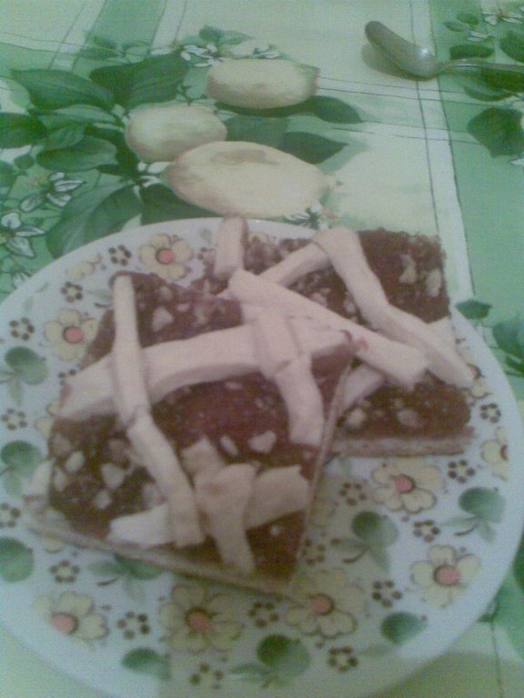 prajitura cu dulceata si nuci cu aluat fraged