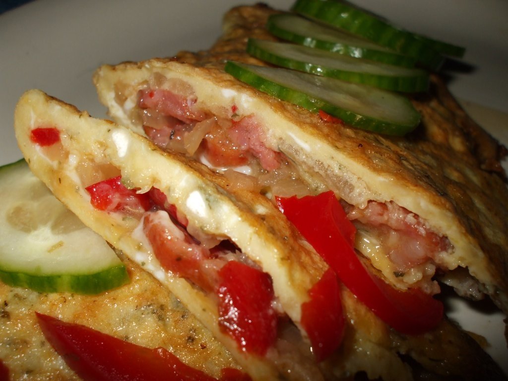 Omleta Calzone cu carnati