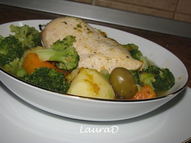 Piept de pui in cratita cu legume