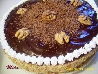 Tort cu mouse de ciocolata si nuci