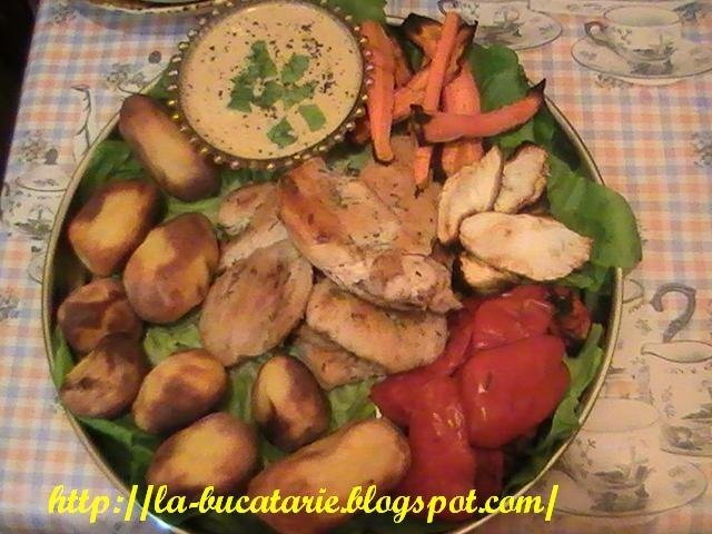 Legume la gratar cu piept de pui si sos de smantana