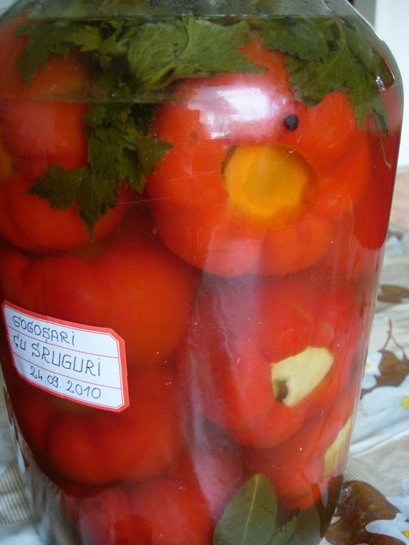 Gogosari marinati umpluti cu struguri