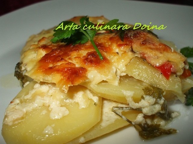 Cartofi cu branzeturi si ardei la cuptor