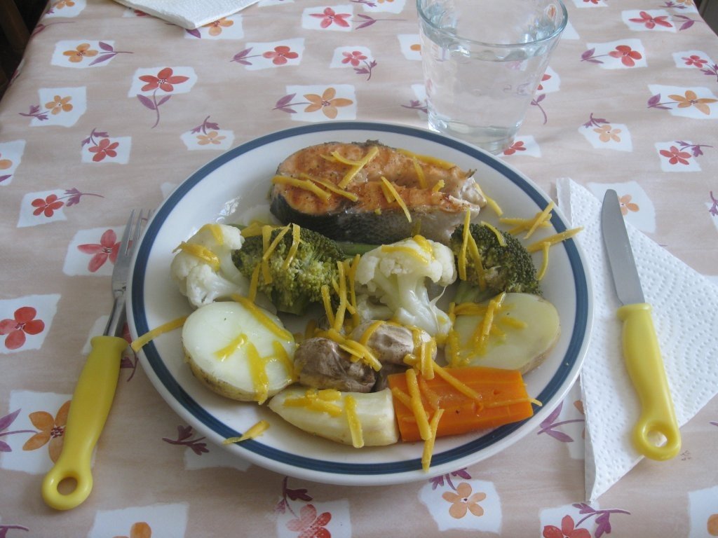 Somon la gratar cu legume la abur (grilled salmon with steamed vegetables)