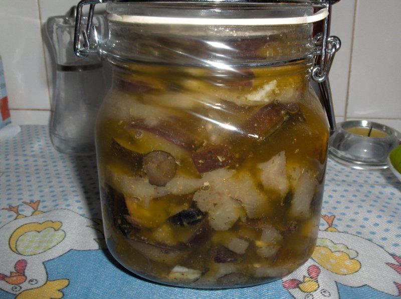 Salatã de vinete cu mãsline si anason  la borcan (Beringelas em Conserva)