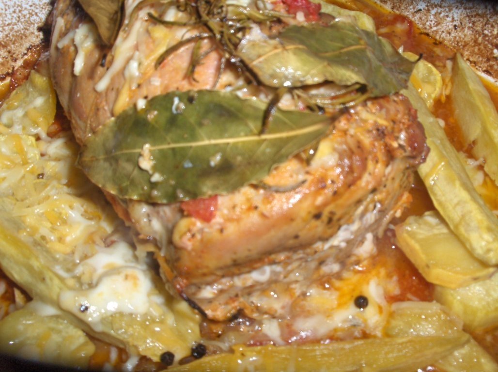 Muschi de porc umplut la cuptor în sos de usturoi si cartofi dulci (Lombo  assado no forno com batata doce)