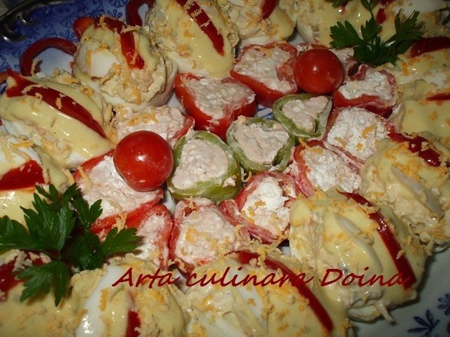 Oua umplute cu piept de pui si cascaval