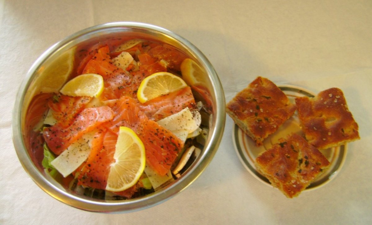 Salata cu file de somon si foccacia