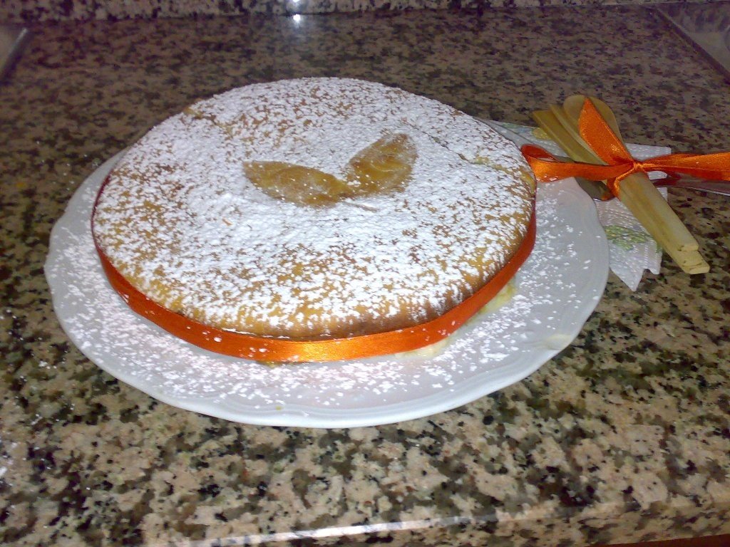 Tort pufos cu crema si dulceata de caise