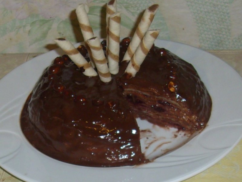 Tort din clatite cu budinca de ciocolata si visine