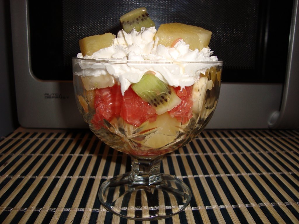 Salata de fructe cu frisca