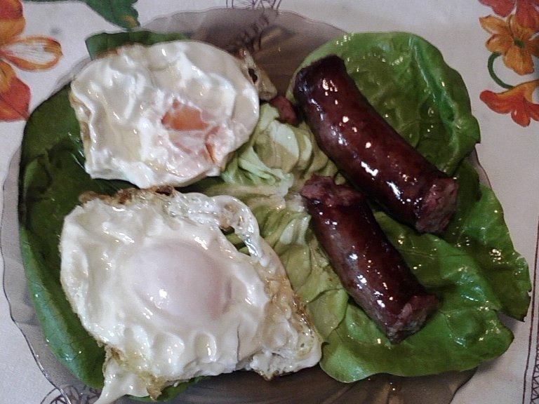 Salata verde  cu ochiuri si carnati de casa