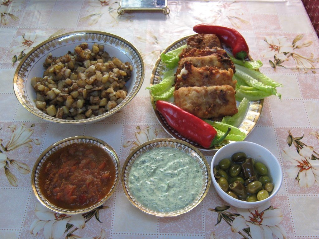 Fileu de peste prajit cu garnitura de rosii scazute si cartofi prajiti (Mfarakeh)