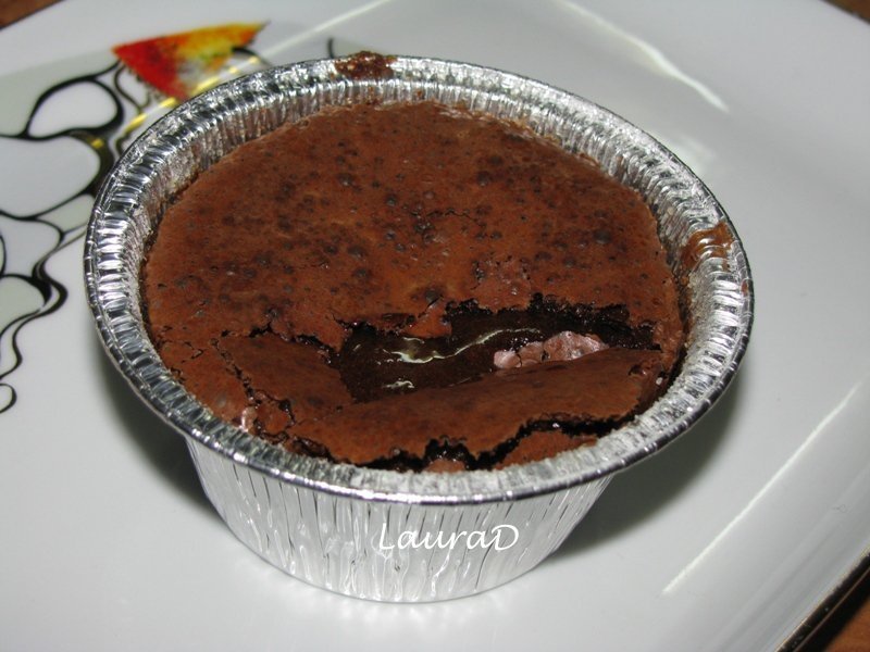 Prajiturele moi de ciocolata cu sos de cafea