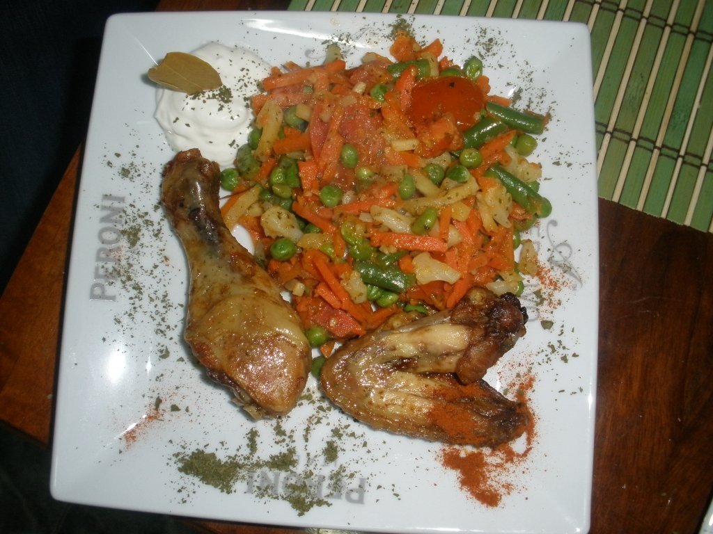 Pui cu legume si sos de smantana