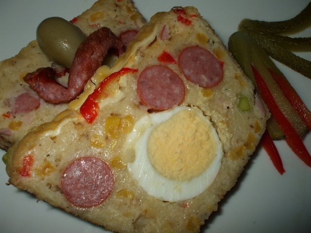 Chec de cascaval cu cabanos si oua