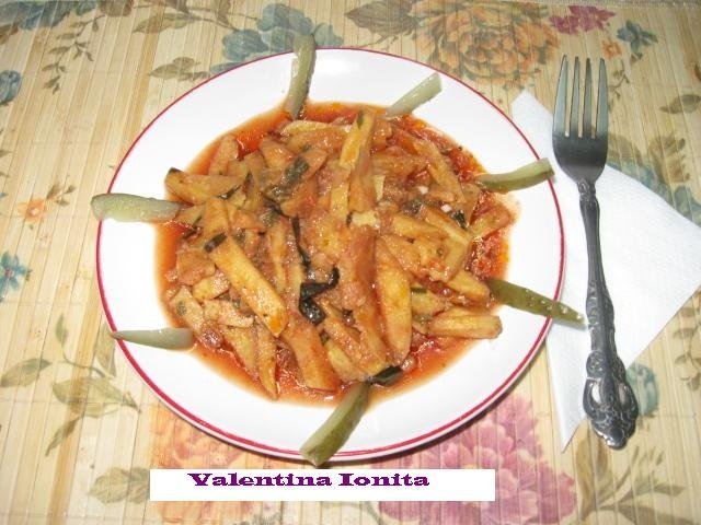 Cartofi prajiti cu sos de rosii si tarhon