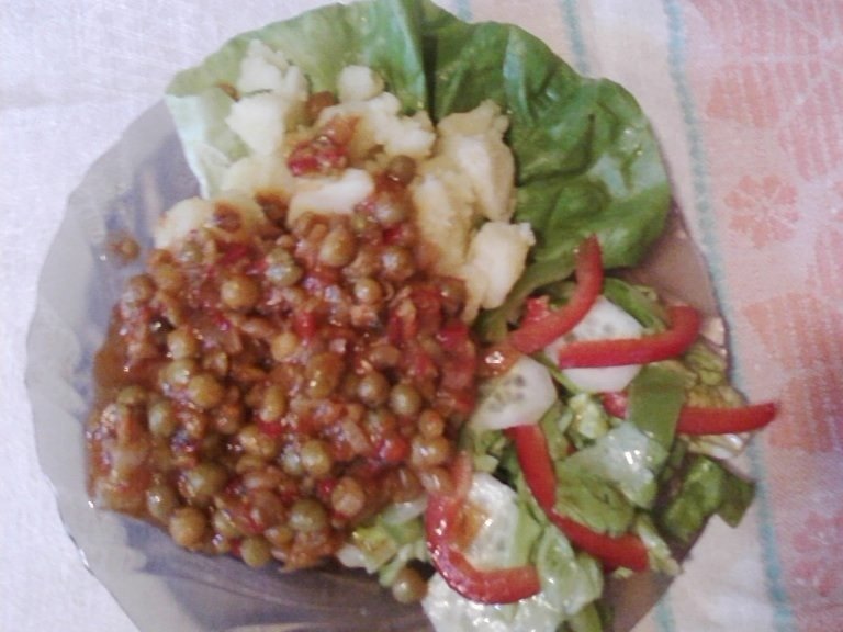 Mazare cu garnitura de cartofi si salata