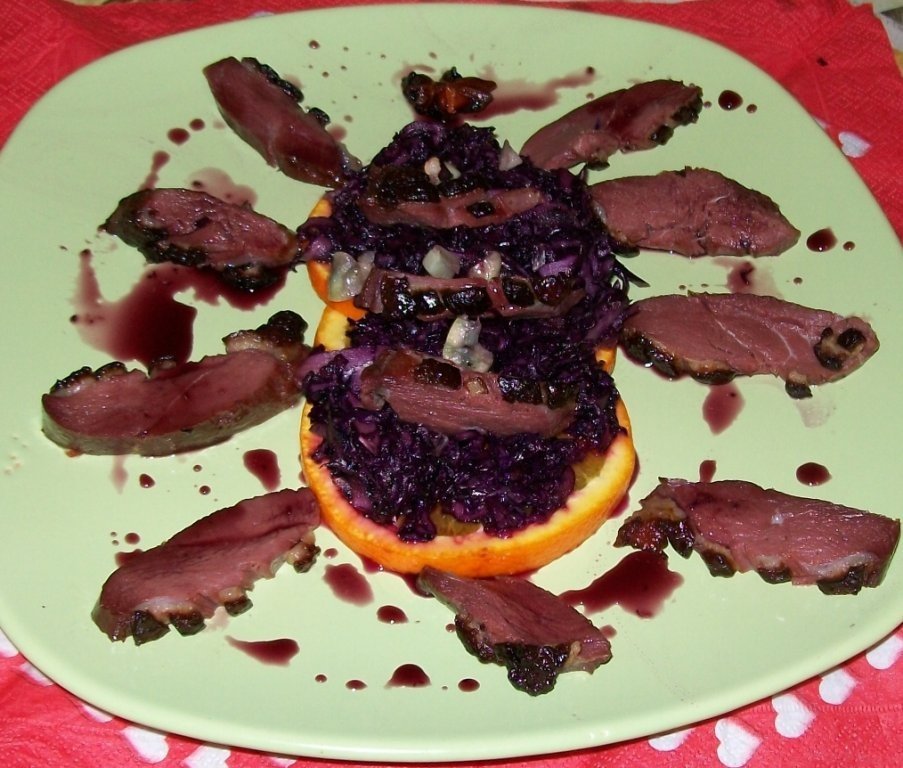 Piept de gasca afumat cu varza caramelizata,