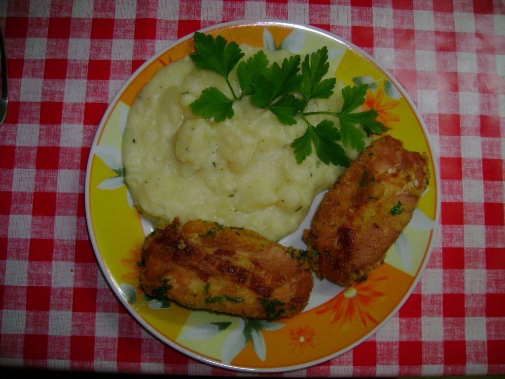 Mancare de cartofi cu tarhon si crenvursti impanati