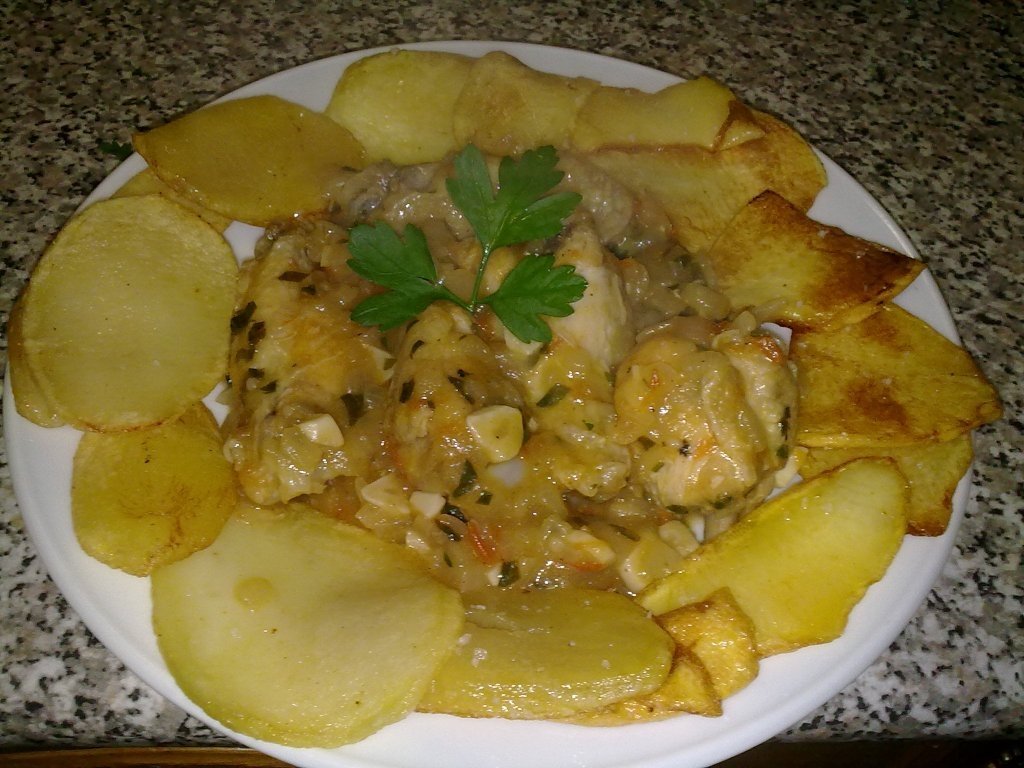 Cuib de cartofi cu aripioare in sos de usturoi