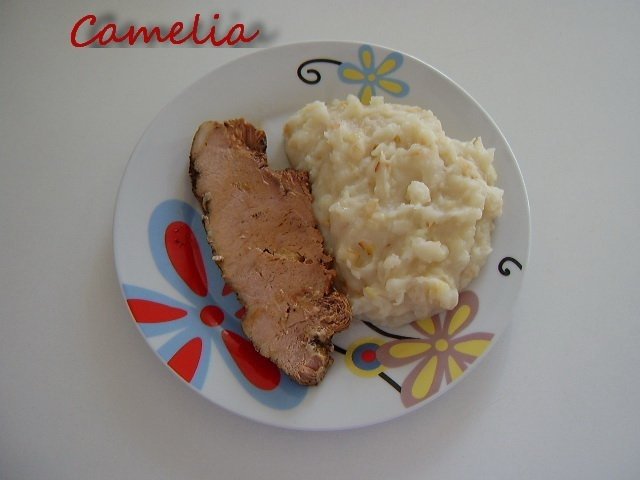 Pulpa de porc la vasul de yena cu piure cu ceapa prajita