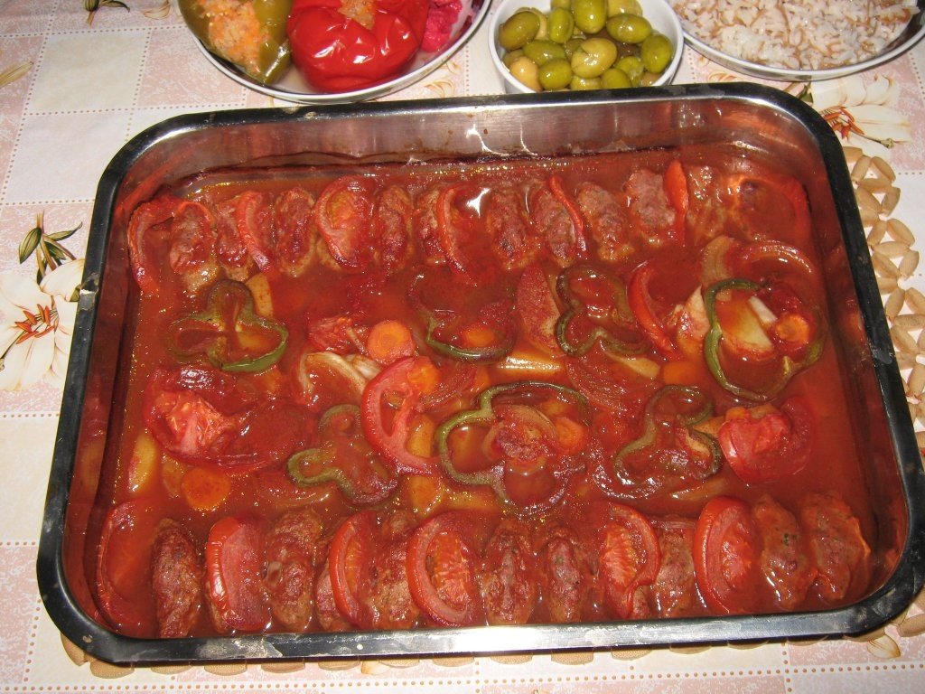 Daoud Pasha- Chiftelute la cuptor cu sos de rosii