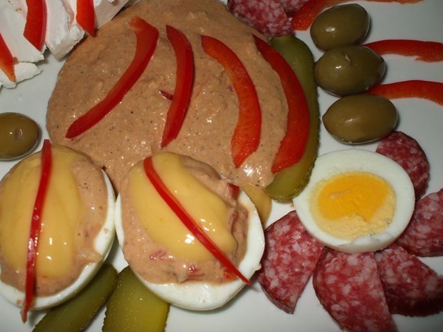 Mic dejun cu oua si pasta de peste