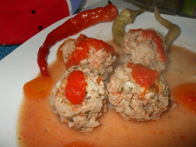 Perisoare de manzat cu sos de rosii