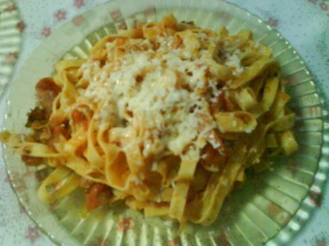 Taietei de casa cu sos de rosii