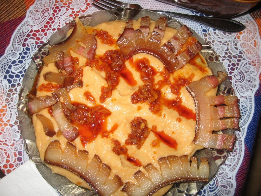 Fasole frecata, cu pirgalas si  slanina  prajita