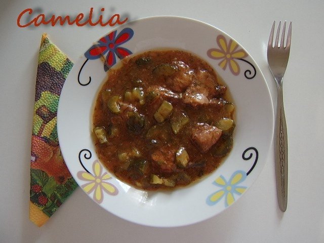 Mancare de castraveti murati cu carne de porc