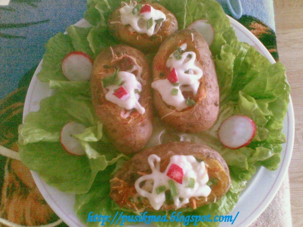 Cartofi umpluti cu carnaciori