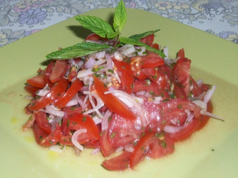 Salata de rosii cu ceapa rosie si menta(specific arab)