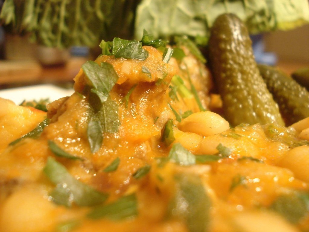 Fasole scazuta cu coaste de porc