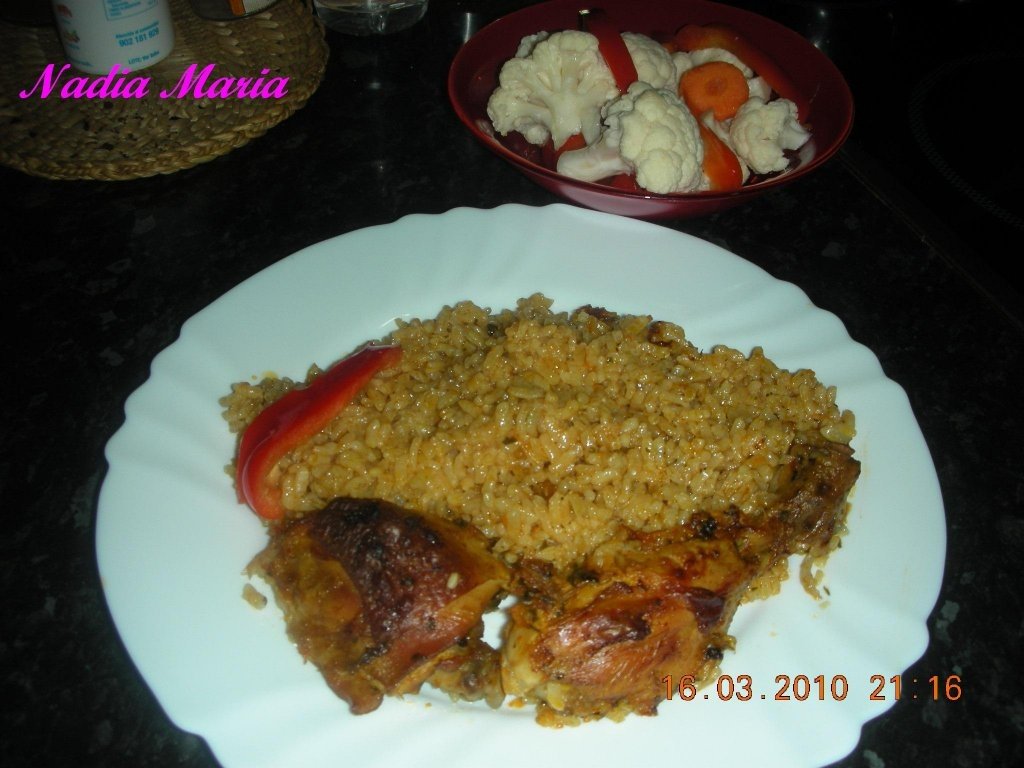 Pilaf de orez cu pulpe de pui Retete culinare Gustos.ro