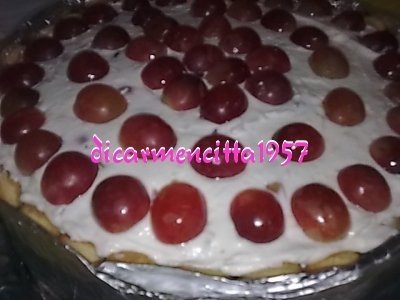 Tort cu struguri rosii si crema de iaurt