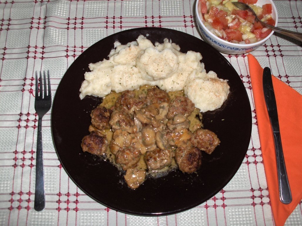 Chiftele cu sos de ciuperci(Almondegas com cogumelos)