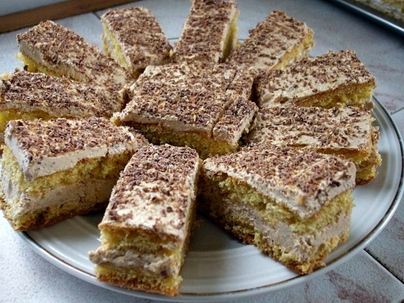 Prajitura cu nuci si crema caramel, un deliciu usor de preparat