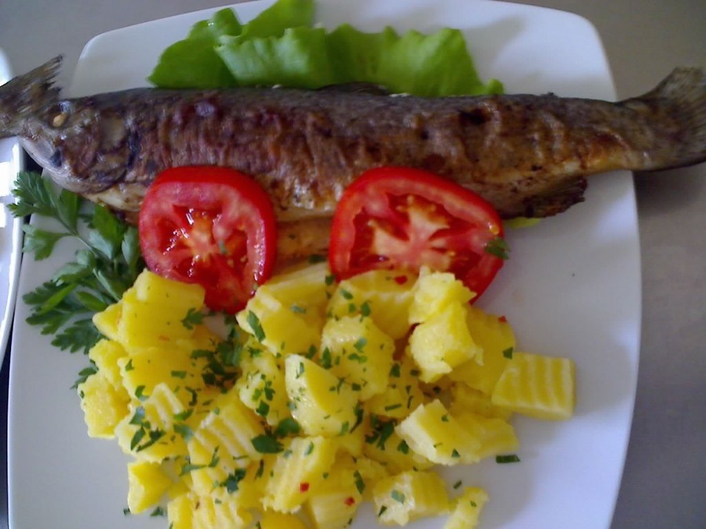 pastrav la gratar si cartofi natur