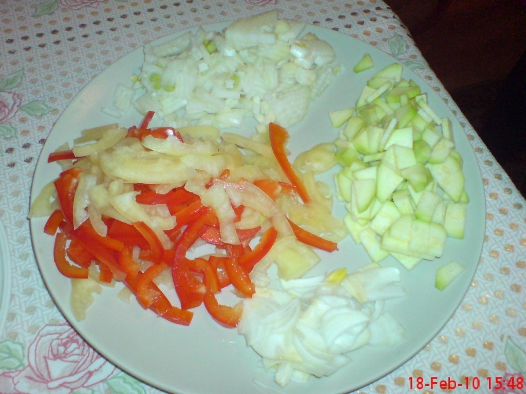 Pui cu legume la tigaie si crutoane