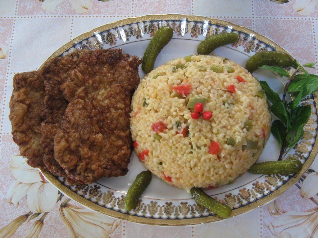Pilaf cu burgul picant “ Sebzeli Bulgur”cu snitele din carne de vita-specific turcesc