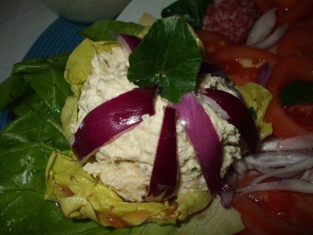 Aperitiv cu branza si oua in cosulete de salata verde