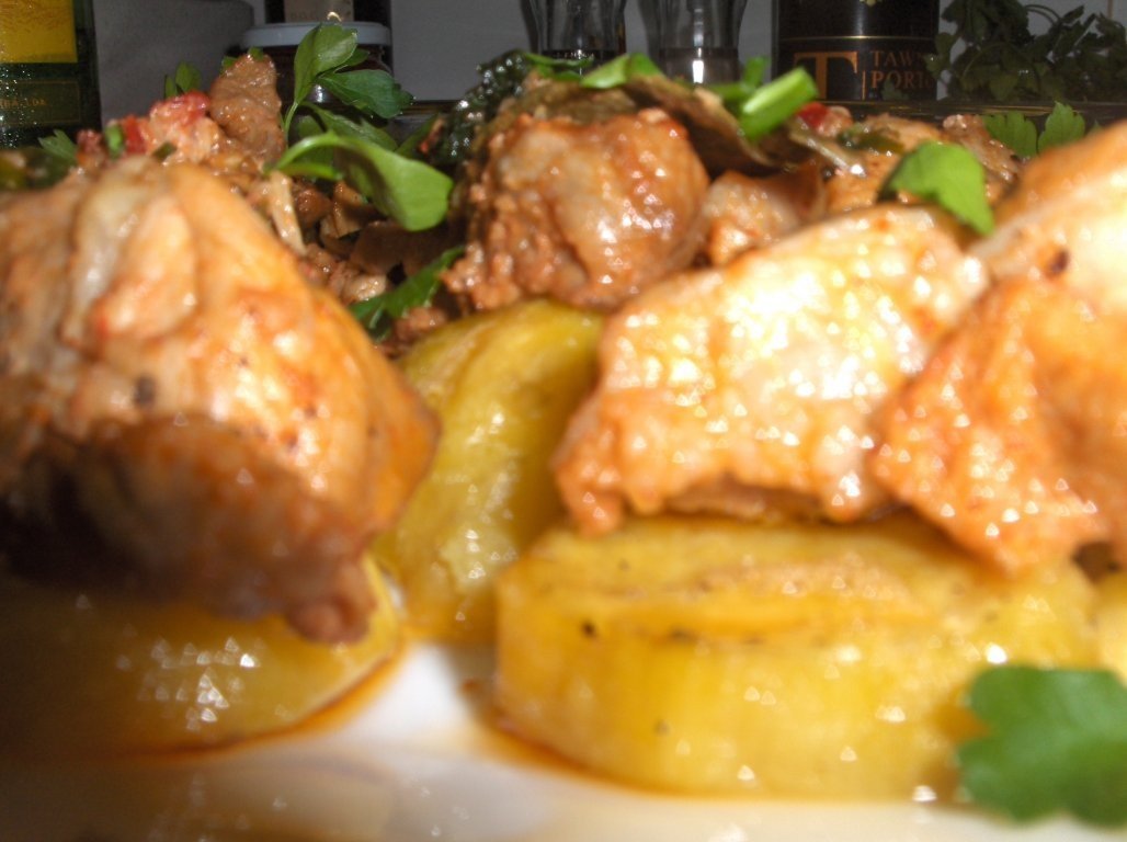 Carne marinata cu cartofi dulci la cuptor si mujdei de usturoi cu smantana