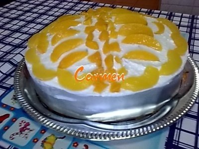 Tort cu crema de iaurt si piersici