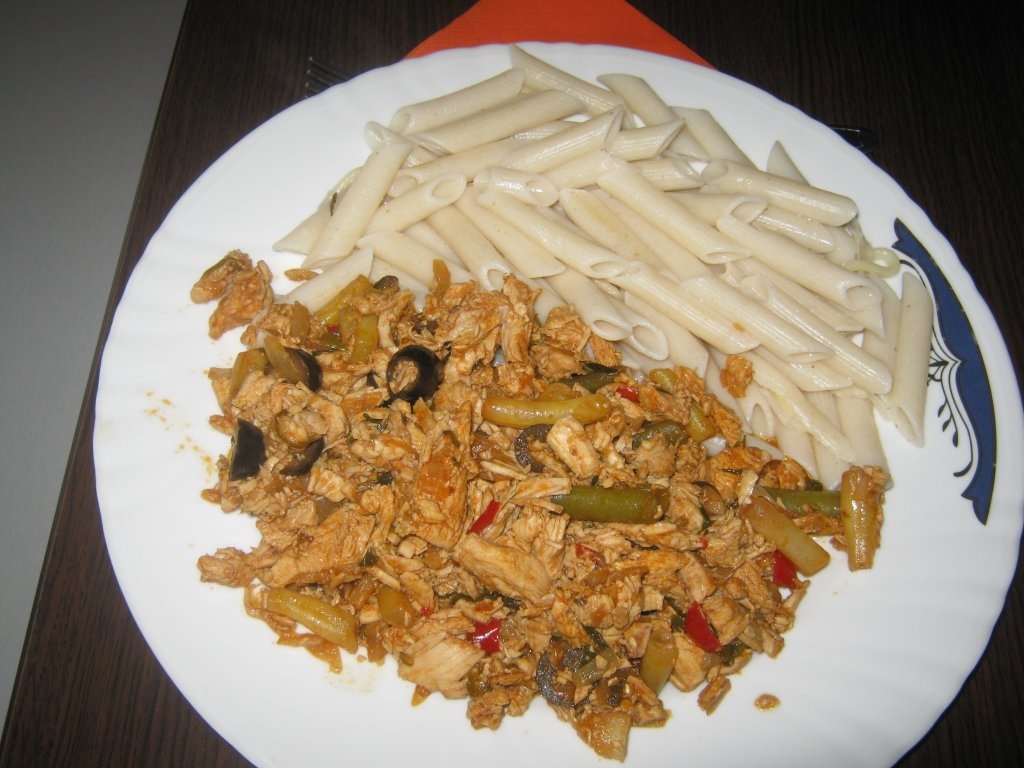 Paste din orez cu pui si sos de soia